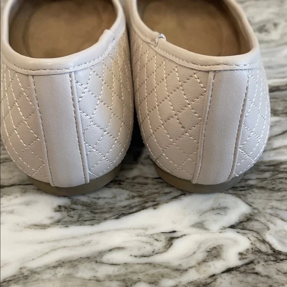 Seychelles Women's Quilted Cream Flats - Picture 5 of 10